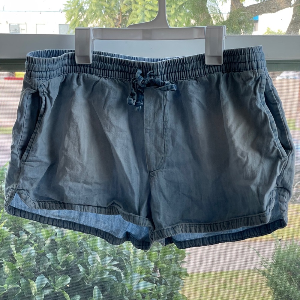 Shorts with waistband and tie